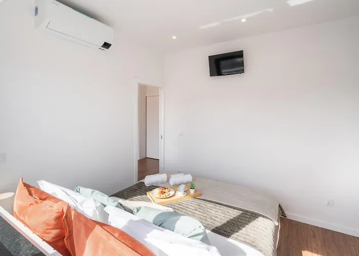 Host Wise - Sunny Bright Flat W Balcony *