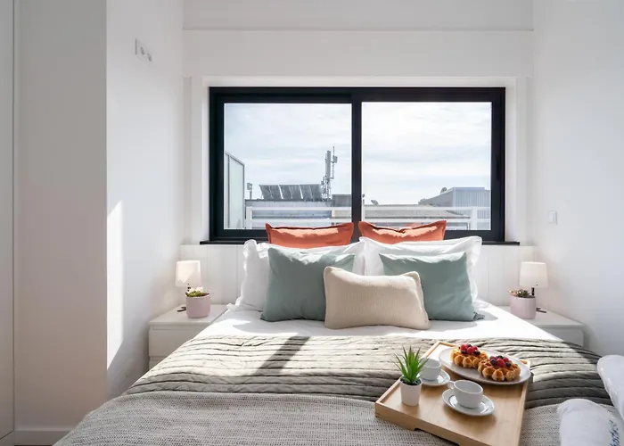 Host Wise - Sunny Bright Flat W Balcony *