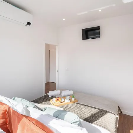 Host Wise - Sunny Bright Flat W Balcony *