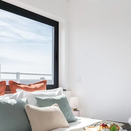 Host Wise - Sunny Bright Flat W Balcony