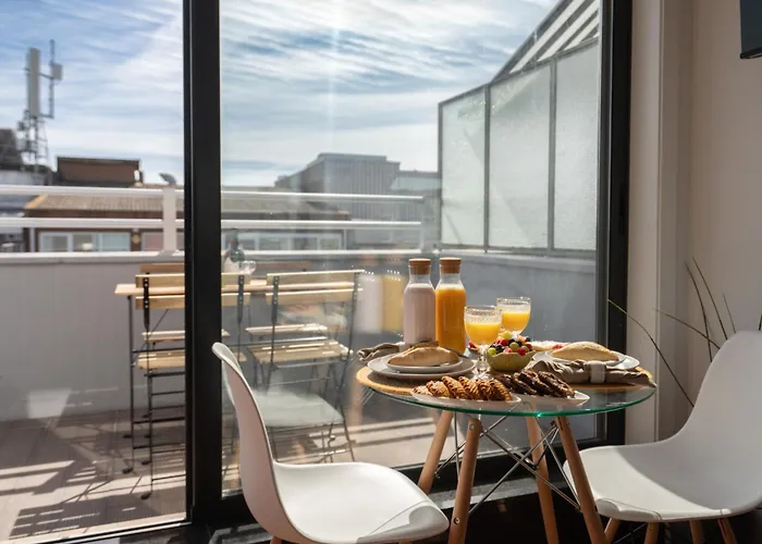 Host Wise - Sunny Bright Flat W Balcony *