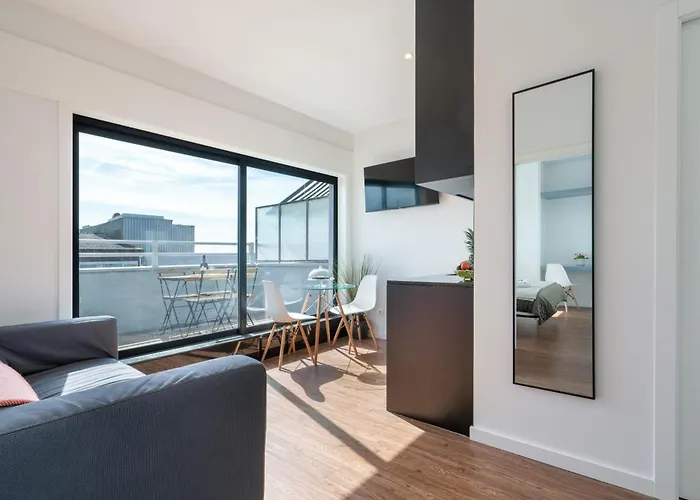 Host Wise - Sunny Bright Flat W Balcony