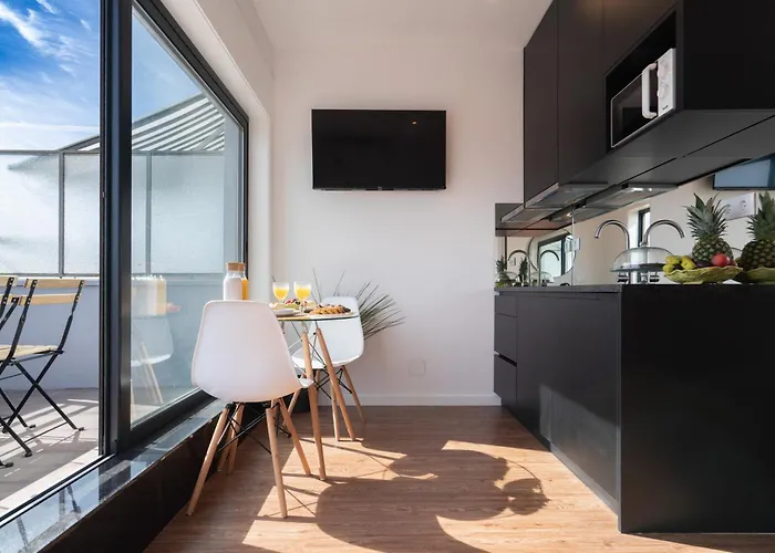 Host Wise - Sunny Bright Flat W Balcony * Oporto