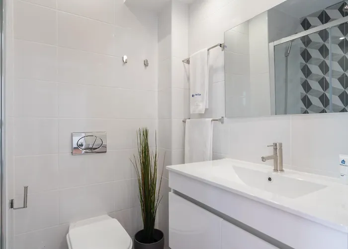 Host Wise - Sunny Bright Flat W Balcony Apartamento